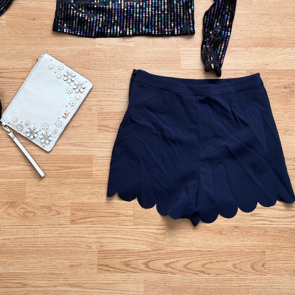 Cute shorts with side zipper for true high waist look.